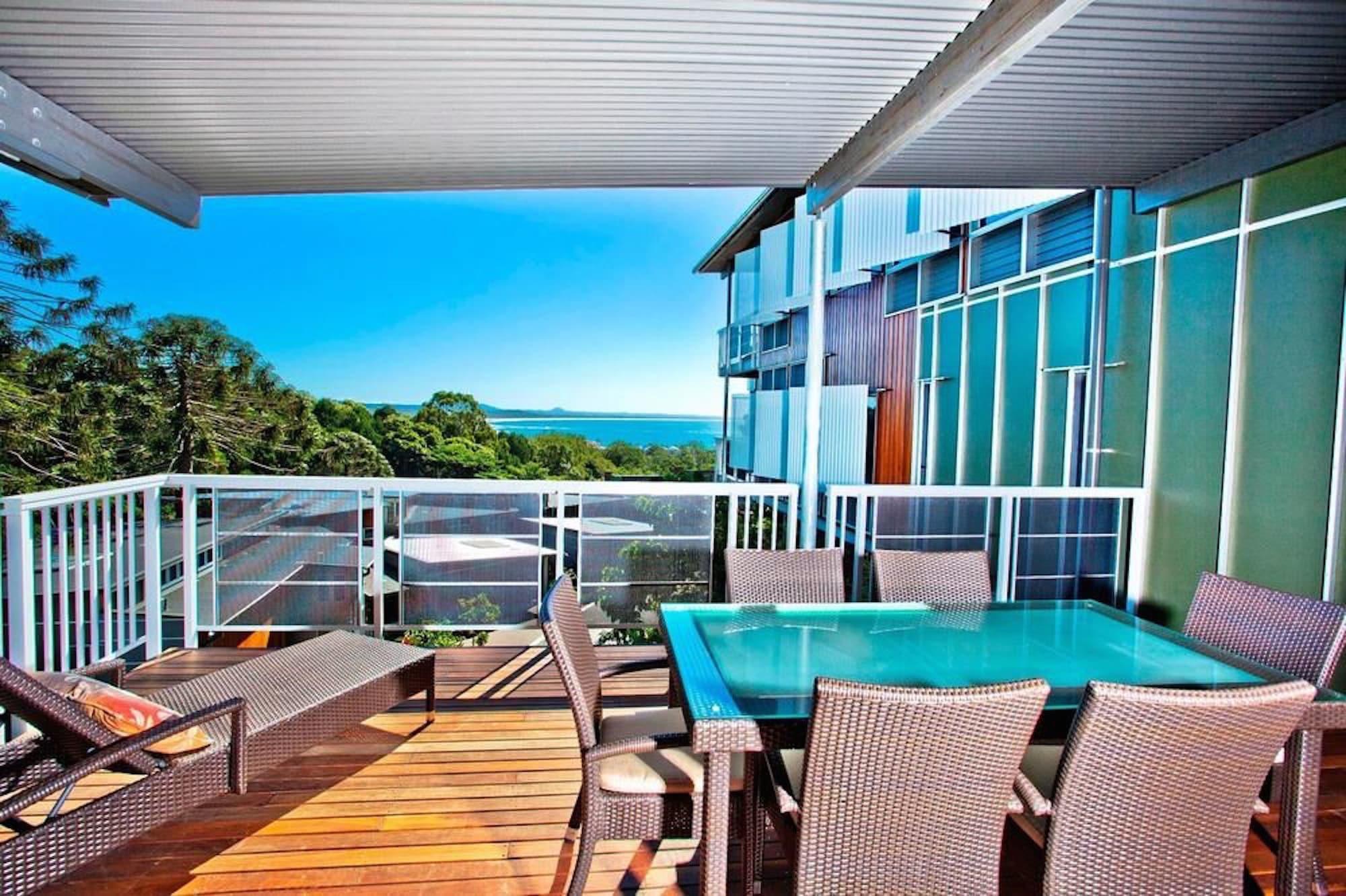 Peppers Noosa Resort And Villas Exteriér fotografie A balcony with a louvred roof