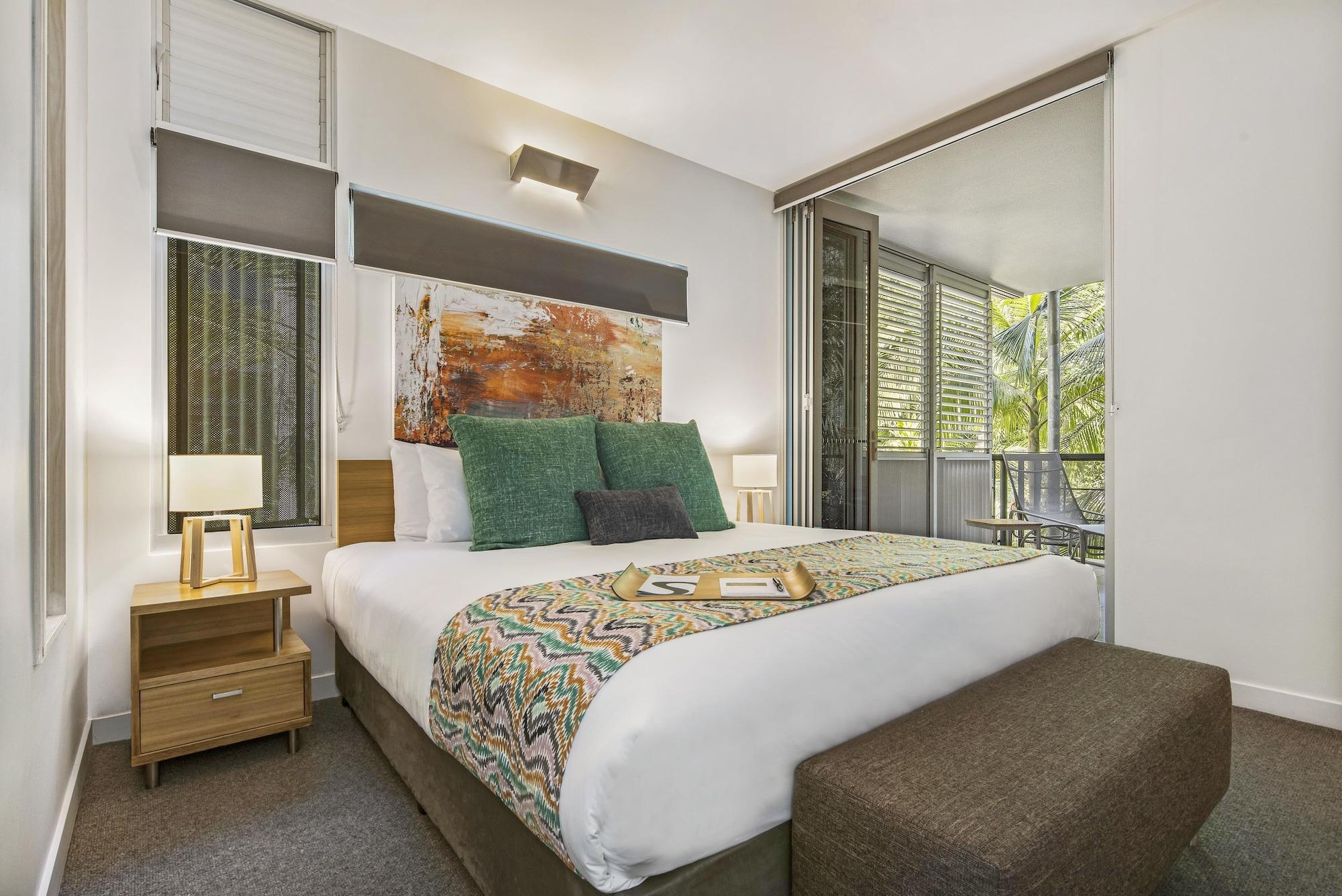 Peppers Noosa Resort And Villas Exteriér fotografie A bedroom at the Mantra on Lake