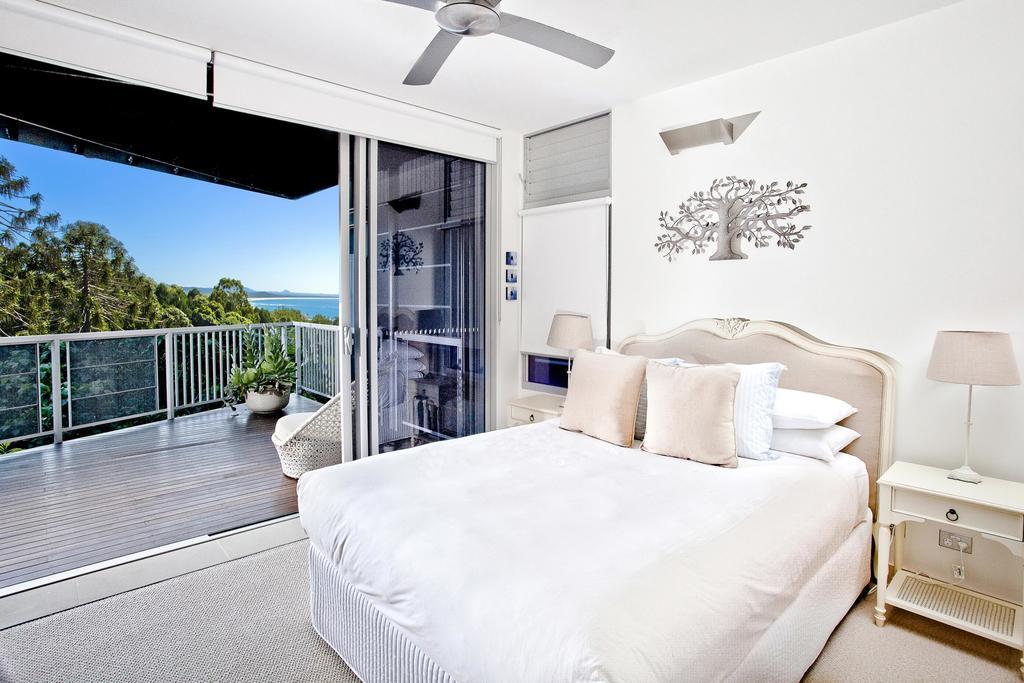 Peppers Noosa Resort And Villas Pokoj fotografie A bedroom with a sliding door