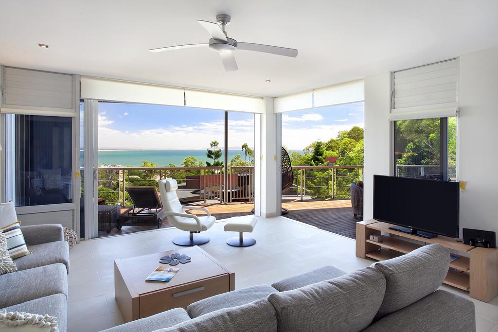 Peppers Noosa Resort And Villas Exteriér fotografie A living room with a ceiling fan
