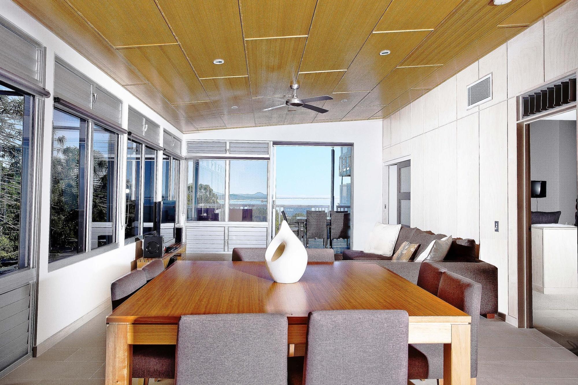 Peppers Noosa Resort And Villas Exteriér fotografie A living room with a ceiling fan
