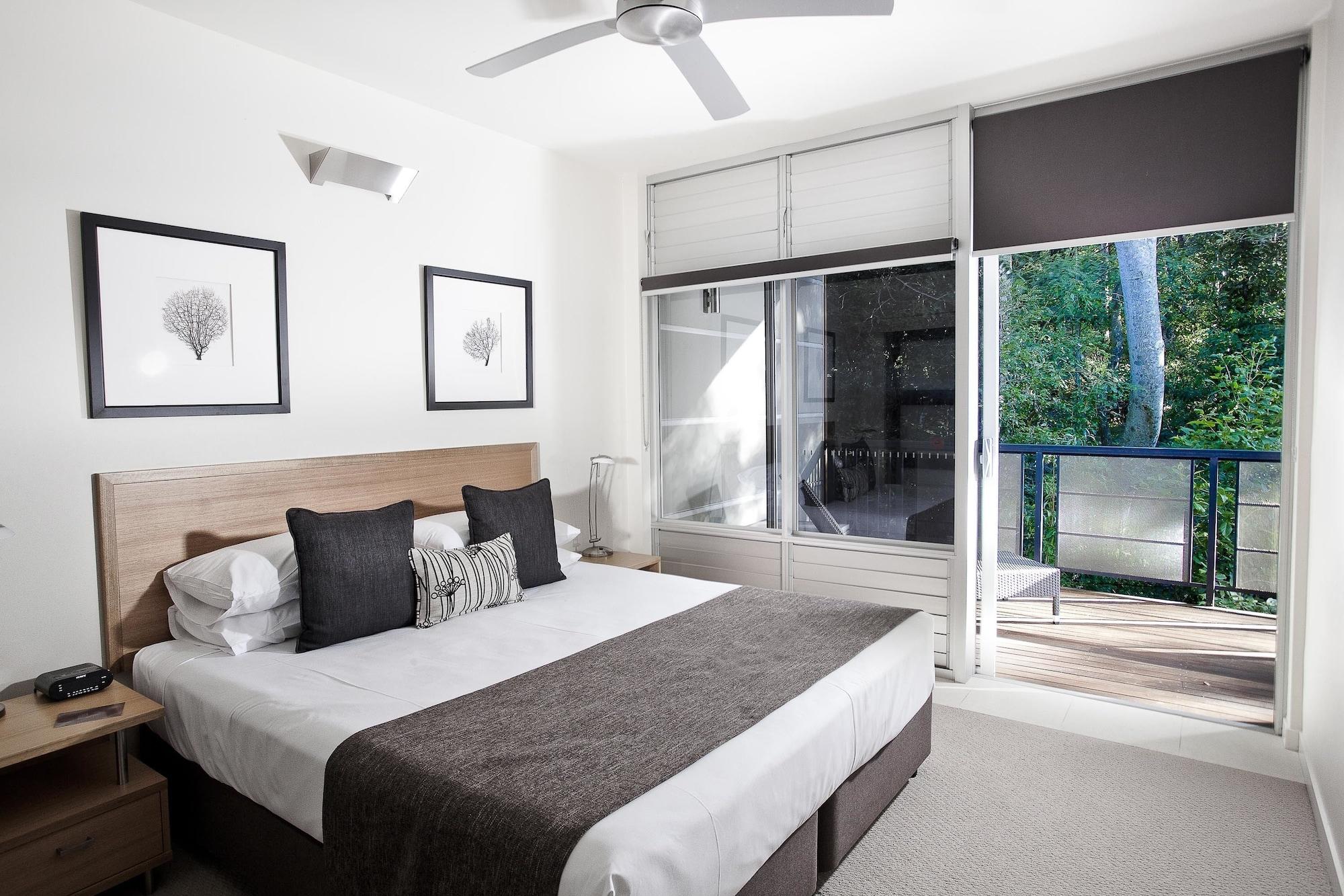 Peppers Noosa Resort And Villas Exteriér fotografie A bedroom at the Mantra on Saltwater Island